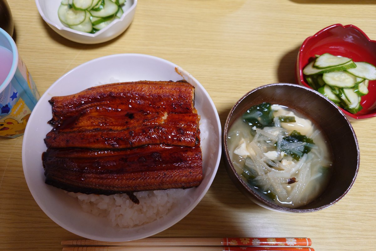 ruka4924's tweet photo. スマホ変えて初ご飯写真！
土用の丑の日だしうなぎたべたよ！奮発したε-( •̀ω•́  )ﾌﾝｯ
おいしかった！
娘はひき肉（鳥も魚も）切らしたので魚のちょっといつもと違う感じにしたら微妙そうだった！残念
 #るかぴょごはん https://t.co/fGApGZO0T2