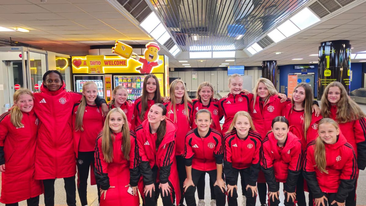 SuperCupNI's tweet photo. 🔴 The Red Devils are ready

Manchester United's Girls' Junior squad are in Northern Ireland for this year's Budget Energy SuperCupNI.

Another Premier League academy joins the world-class line-up ahead of an exciting week of football. ⚽

#BudgetEnergySuperCupNI https://t.co/sneCe6Bp4v