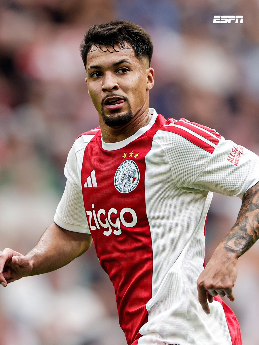 ESPNnl's tweet photo. De eerste minuten voor Marcos Leonardo in het shirt van Ajax ⚪️🔴⚪️ https://t.co/2waC6ut6iu