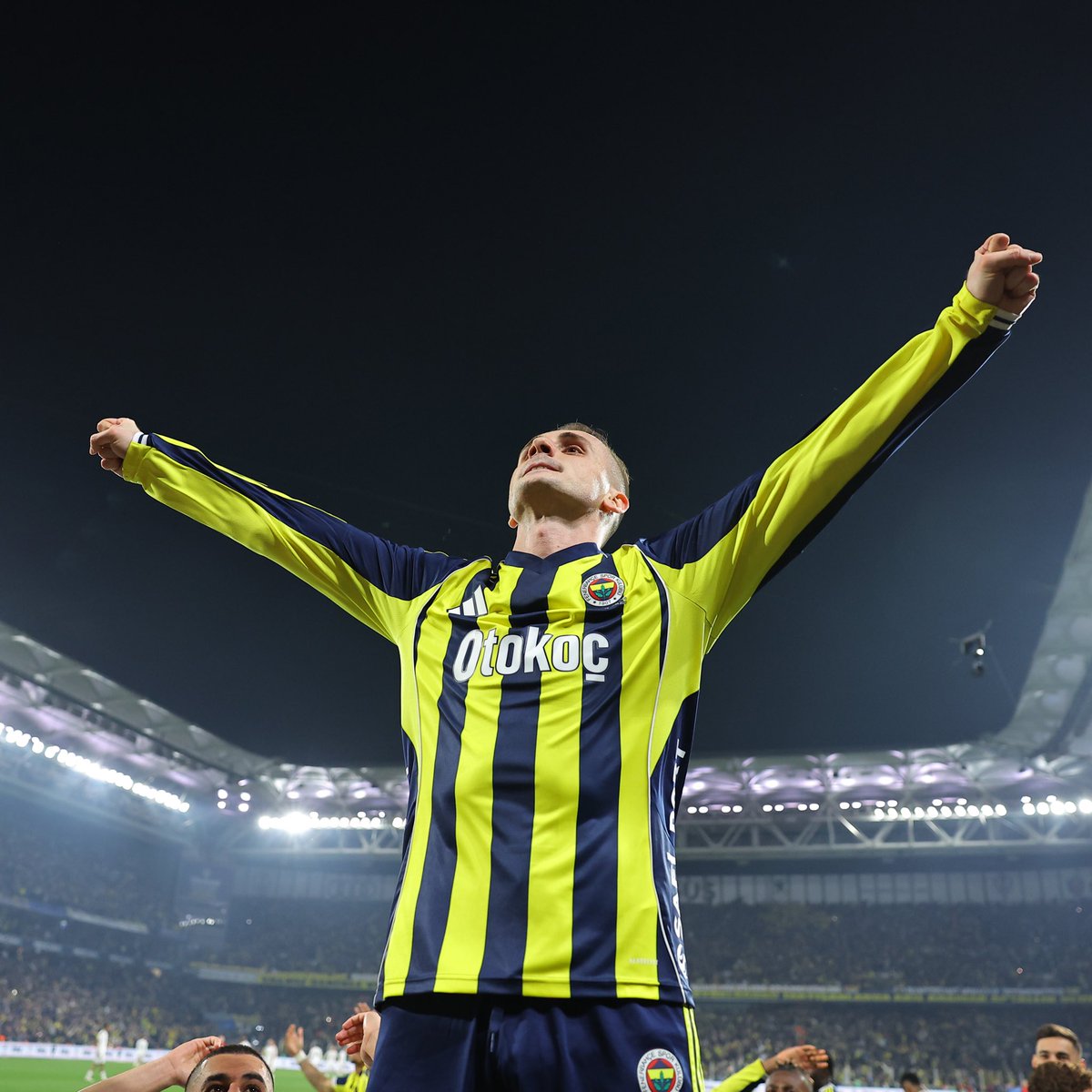 FenerTalisca94's tweet photo. @RdvnMert @SaracogluSports bizde bunun üçüncüsünü çekicez oğluşum https://t.co/lqIInWWr92