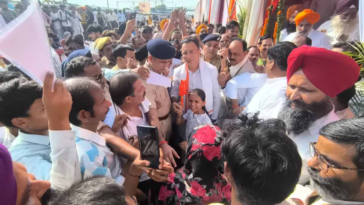 JitinPrasada's tweet photo. 🗓 26 जुलाई, 2026

पूरनपुर स्टेशन पर 'कासगंज-ऐशबाग एक्सप्रेस' को हरी झंडी दिखा कर क्षेत्रवासियों को समर्पित करने का सौभाग्य प्राप्त हुआ। 🚇🛤

इस महत्वपूर्व रेल द्वारा सैकड़ों लोगों को सुविधा प्रदान करने के लिए आदरणीय प्रधानमंत्री श्री @narendramodi जी एवं केन्द्रीय रेल मंत्री श्री @AshwiniVaishnaw जी का पीलीभीतवासियों की तरफ से हार्दिक आभार एवं अभिनंदन! 🙏🏻 

बधाई पीलीभीत! 💐💥

#ConnectingPilibhit #बदलता_पीलीभीत
@BaburamPaswan @sudhirguptamlc @RailMinIndia