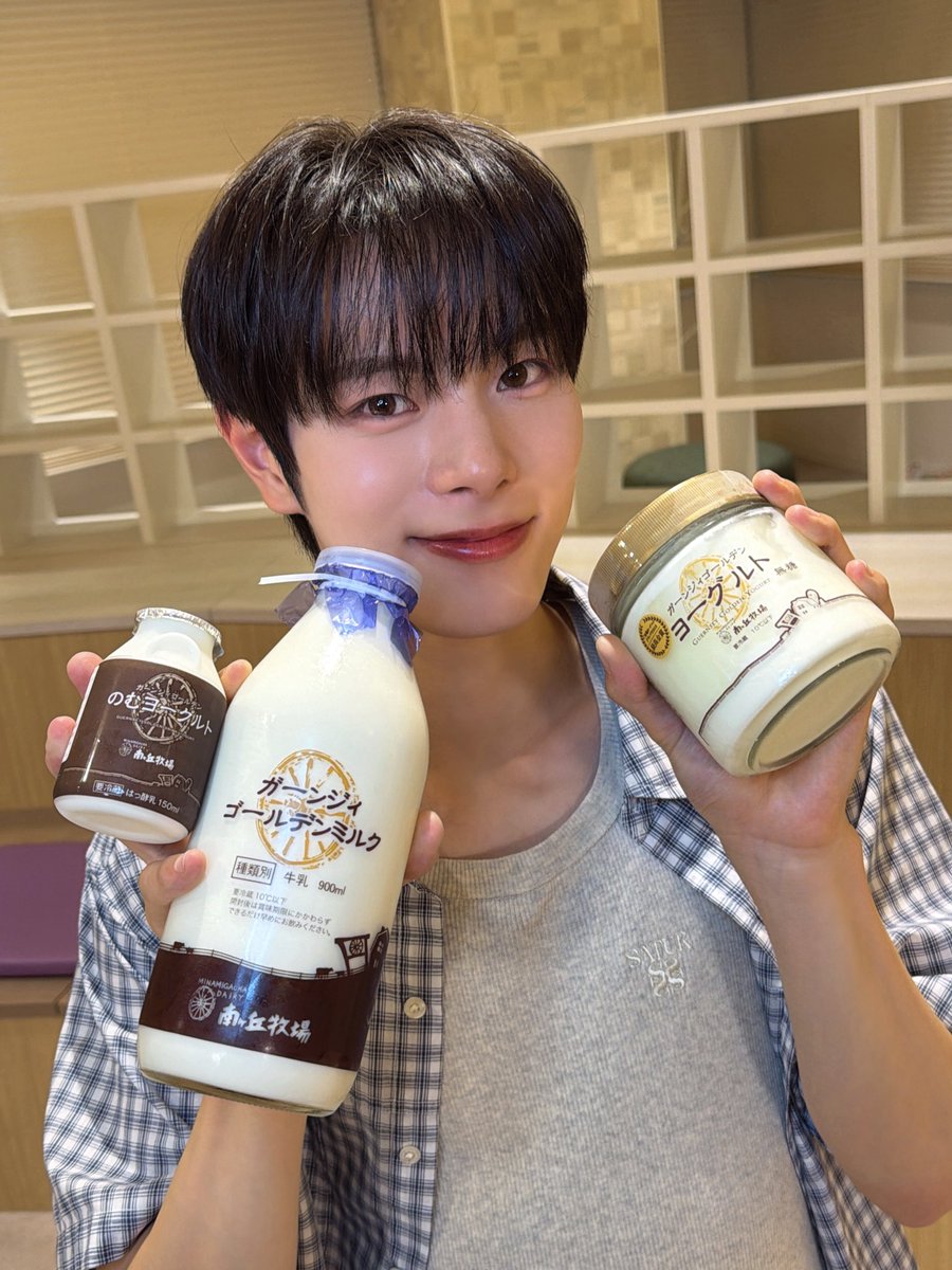 official_DXTEEN's tweet photo. [#福田歩汰]
#栃木県 からPR用の『とちぎ自慢の乳製品 那須高原 南ヶ丘牧場 乳製品セット』が届いたよー！！

牛乳と飲むヨーグルトが濃厚過ぎて飲んだ後モーって言っちゃったもんね🐮
牛乳は「那須ブランド」にも認定されていて、牛乳もヨーグルトもいろんな賞を受賞してるらしい🤔

牛乳、ヨーグルトが好きな人はもちろん、ウシになりたい人はぜひ！！！

#とちぎ未来大使
#PR
#那須高原南ヶ丘牧場

#DXTEEN #FUKUDAAYUTA