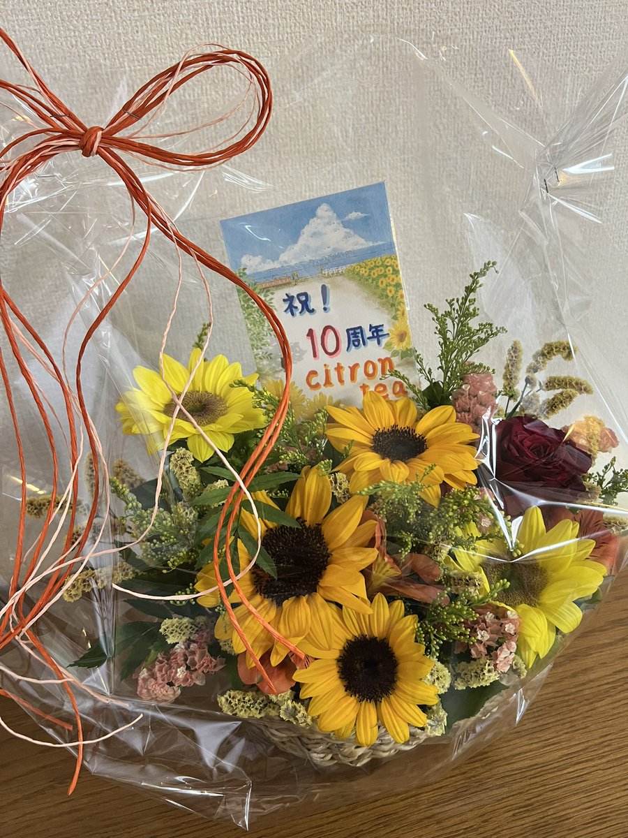 TeaCitron's tweet photo. 7月6日でcitron teaは10周年を迎えました🎂💐過ぎてしまえばあっという間なようで、変わりゆく時代や自分のライフスタイルとのバランスに悩みながらの10年だったように思います。
不器用な自分なりになんとか続けることができたのも、本当に皆さまのおかげです🙇‍♀️いつも本当にありがとうございます🥰💐 https://t.co/hwAjRPGavu