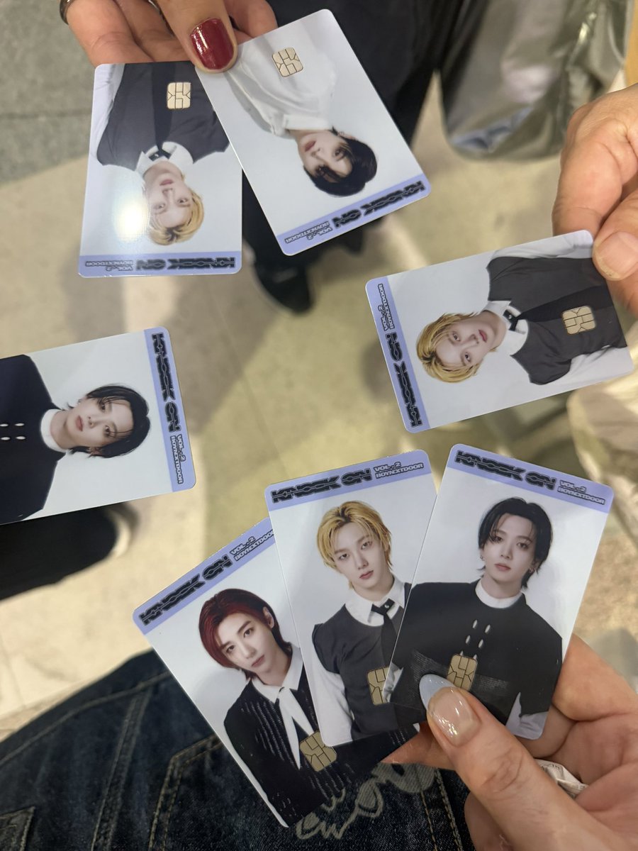 m_kumushiraco's tweet photo. #NAMANE 空港✈️混んでで
龍山でゲットできた🩵
このカード
3000ウォン入ってるの知らなかった🩵 https://t.co/WVJQRCmB7E