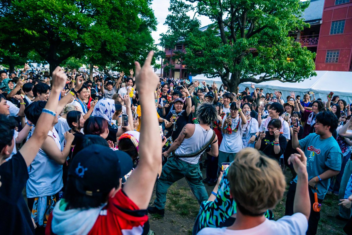 murofes's tweet photo. 【 #ムロフェス2026レポ 】

ムロアコステージをイチロックが水鉄砲で完全占拠！EDMでダンスフロアにし、“踊れる手相”をしているムロさんと共に全員でまたダンス！更に新曲の歌詞朗読を経て皆でシンガロングして、本編最後はスクワット、アンコールはヘイ・ジュード大合唱！……書いていてもまさにカオス。つまり、イチロック万歳！

pic @r2tm4
#murofes