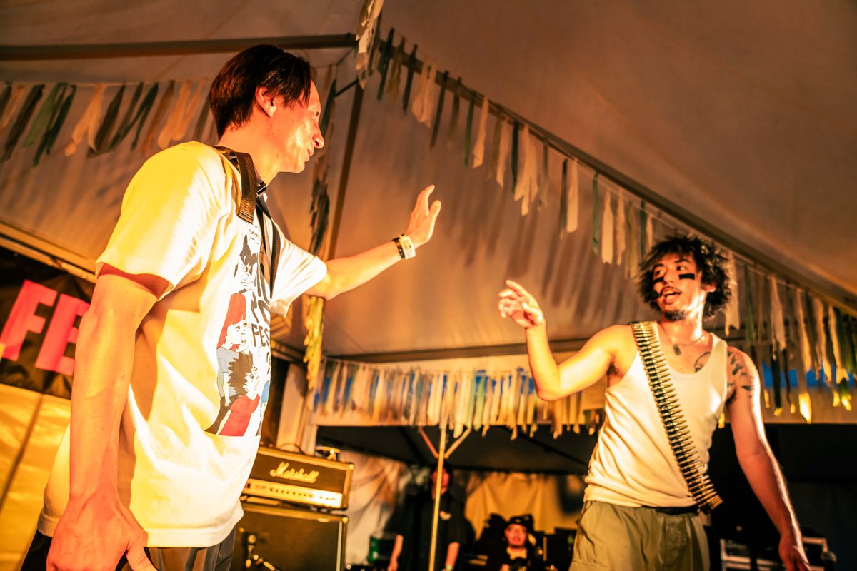 murofes's tweet photo. 【 #ムロフェス2026レポ 】

ムロアコステージをイチロックが水鉄砲で完全占拠！EDMでダンスフロアにし、“踊れる手相”をしているムロさんと共に全員でまたダンス！更に新曲の歌詞朗読を経て皆でシンガロングして、本編最後はスクワット、アンコールはヘイ・ジュード大合唱！……書いていてもまさにカオス。つまり、イチロック万歳！

pic @r2tm4
#murofes