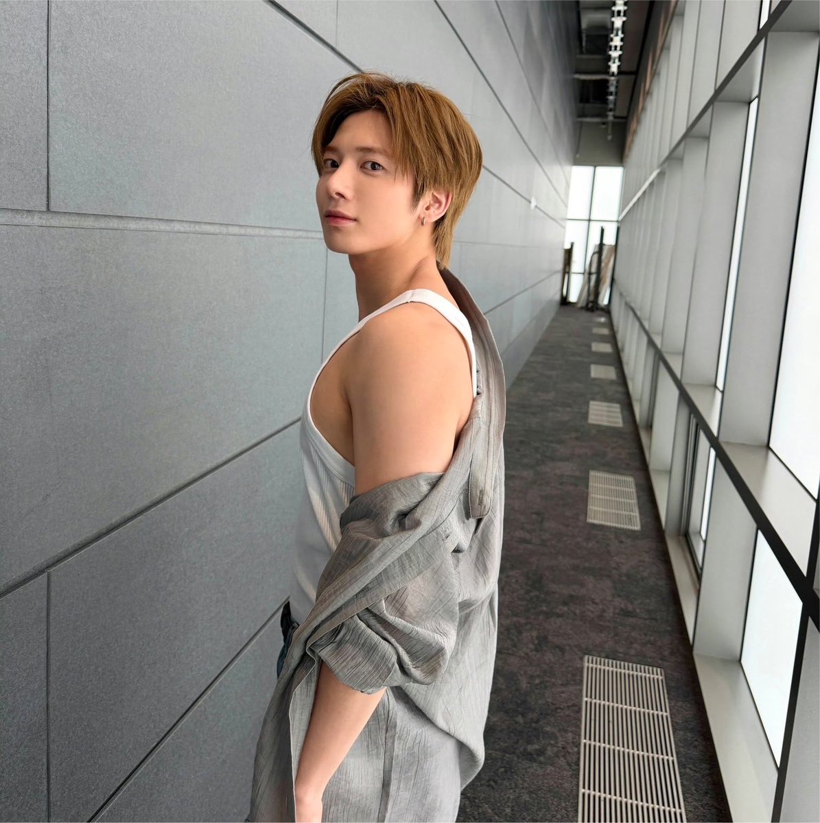 twsoogyu's tweet photo. ele posando de lado pra mostrar q tá com peitao https://t.co/nx4uX5jAhI