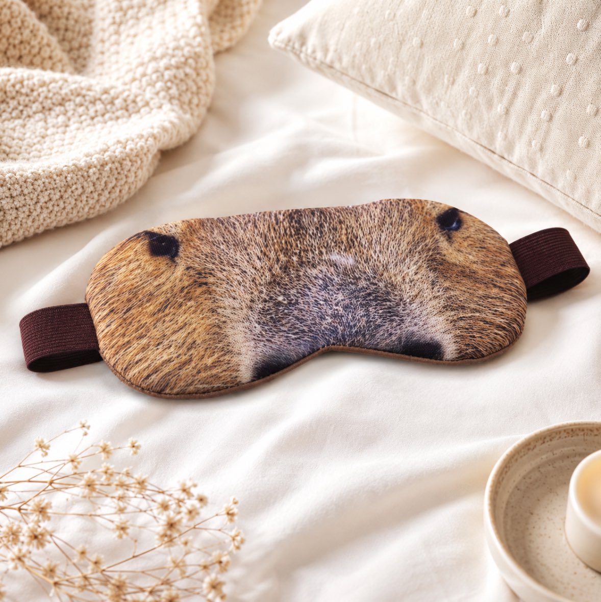 CapybaraCapygon's tweet photo. カピバラの顔がそのままアイマスクに。

https://t.co/5EOAobZ80c

リアルで愛らしいカピバラがデザインされた、見た目にも楽しいおやすみ用アイマスクです。落ち着いた色合いと柔らかなフォルムで、目元をやさしく覆い、周囲の光を遮ります。

就寝時はもちろん、お昼寝、旅行、出張、飛行機やバスでの長時間移動にも活躍。カピバラ好きな方へのプレゼントや、ブラジルらしいユニークなお土産にもおすすめです。

サイズは約8cm×17cm。
ブラジルから直接輸入しています。

※汚れた場合は手洗いをおすすめします。洗濯機を使用する際は洗濯ネットに入れ、漂白剤・乾燥機は使用せず、風通しの良い場所で自然乾燥してください。

#カピバラ
#カピバラグッズ
#アイマスク
#おやすみグッズ