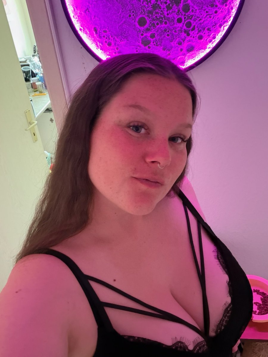 MaddyxPretty's tweet photo. @waifuReyes If you’re into chubby girls like this and say hi! 😘 https://t.co/K1KQeGFGI8