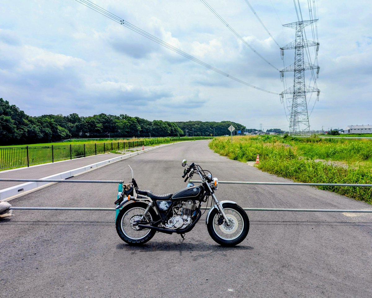 sloweagleSR_883's tweet photo. お昼から雨予報なのでバイクで
#TOYBOXCAFE へ行く事を諦めて
友達の車で行く事にしました🚗💨
ベーコンチーズバーガーがジューシーで
ほっぺが落下🤤🍔
うま〜す😋
アメリカンなおもちゃやアパレルなどが
充実していて大人や子どもも
楽しめるそんな素敵なカフェでした😆👌
結局雨降らんのか〜い😫💦 https://t.co/tEK0QiOhIn