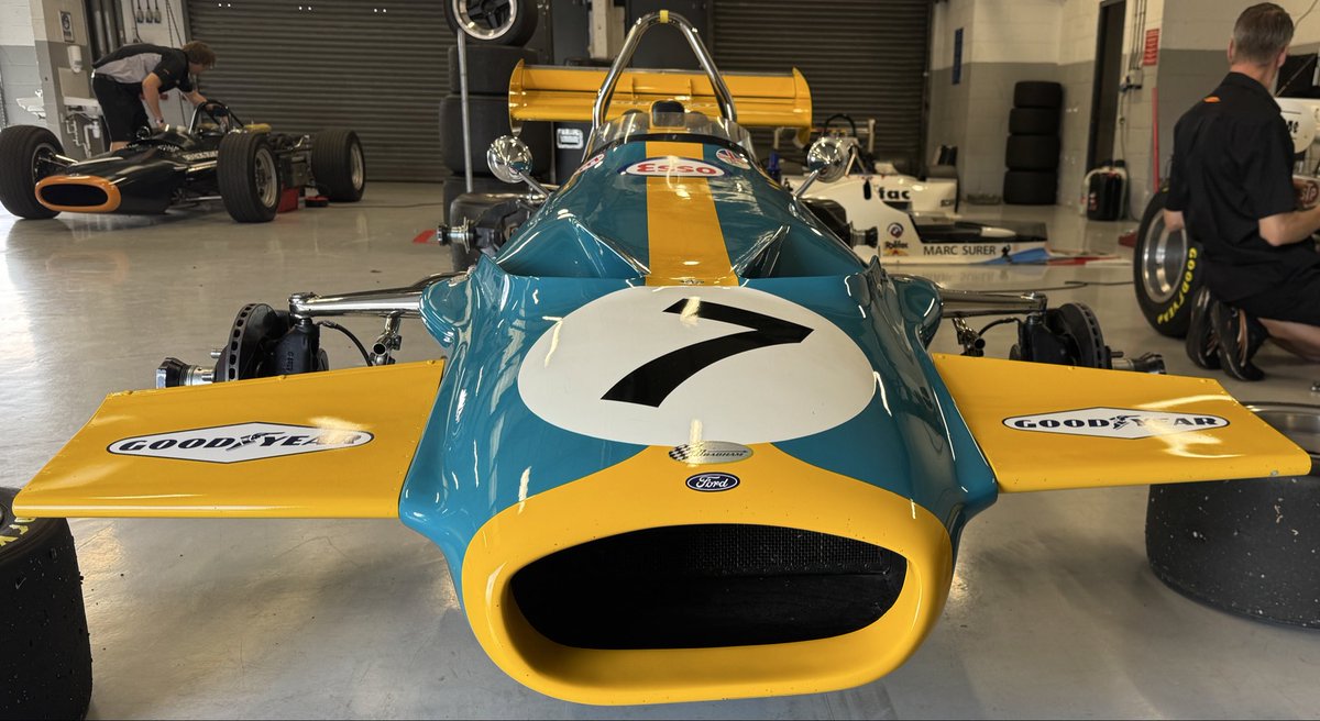 marks359's tweet photo. Brabham BT33/1 without its wheels looks it could fly #Silverstone https://t.co/qAXOZh90yk