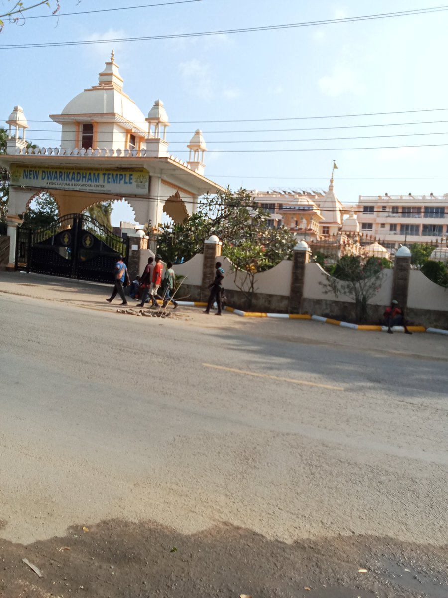 LewisKipye98627's tweet photo. Hii ndio ile Temple ya Hindu apa Nyali,,,maboys wamepanga laini  kupewa free Food,,good people these ones,,acha tifike Nyali beach.. https://t.co/rBBhkstOun
