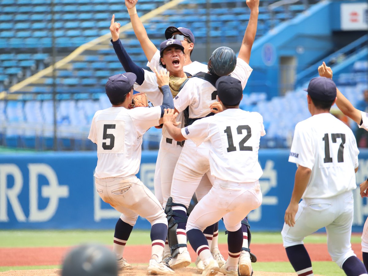 5589com's tweet photo. #八王子実践 の優勝シーンです！
河本ロバート監督の目にも涙です

インタビュー記事はこちら🔽
https://t.co/Ccogc4snru https://t.co/EwHTu7Zj5e