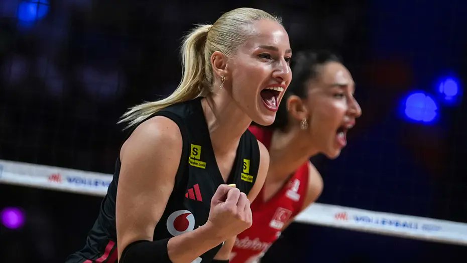 emredem's tweet photo. 2026 FIVB Milletler Ligi yarı final maçında Çin'e karşı aldığımız 3-0'lık galibiyet, rakibimiz açısından bir mağlubiyetten çok daha fazlası.

Çince haberlerde "Aşağılayıcı bir yenilgi" olarak tarif edilen bu sonuç, Çin spor medyasında moralleri fena bozmuş görünüyor. 

Türkiye karşısında üst üste dört kez kaybedildiğinin altı çiziliyor.

Bu yenilgi, Çin kadın voleybol takımının dünya sıralamasındaki konumunu da aşağı çekti. Çin takımının kısa vadede Asya'da en üst sıralara geri dönmesi zor olacak.

Diğer yandan, bu moral bozukluğunun nedeni yalnızca sportif bir başarısızlık değil. Çin'de kadın voleybolu, modern Çin'in ulusal kimliğinin ve kolektif hafızasının en güçlü sembollerinden biri olarak görülüyor. 

1970'lerin sonu ve 1980'lerin başı Çin'in dışa açılma döneminin başlangıcıydı. Ülke ekonomik olarak henüz zayıftı ve uluslararası alanda özgüveni sınırlıydı. Tam bu dönemde kadın voleybol takımı dünya kupaları ve olimpiyatlarda başarılar elde ederek Çin halkına "Biz de dünyanın en iyisi olabiliriz" duygusunu verdi.

Bizde, özellikle Galatasaray'ın 1990'lardaki Avrupa galibiyetleriyle tribünlerde yankılanan "Avrupa Avrupa duy sesimizi, işte bu Türklerin (Cimbomun) ayak sesleri" tezahüratına benzer bir ulusal gururlanmayı, Çinliler uzun süre kadın voleybolunda buldu.

"女排精神" (Nüpai Jingshen, Kadın Voleybol Ruhu) sözü, azim, fedakârlık ve kolektif başarıyı temsil eden, ulusal özgüvenle özdeşleşmiş bir kavrama dönüştü. 

女排精神: Dört karakterlik bu Çince ifadeyi kopyalayıp Google veya Baidu'da arama yaptığınızda, karşılaşacağınız internet literatürünün zenginliği karşısında şaşırırsınız..

Dolayısıyla Çin karşısındaki 3-0'lık net galibiyetimiz, karşı tarafta bir mağlubiyetten daha derin anlamlar taşıyor.

Bu vesileyle başta ailemizin ve Ordu Mesudiyemizin medarıiftiharı kaptan Gizem Örge olmak üzere tüm takımı tebrik ediyorum. 🙂