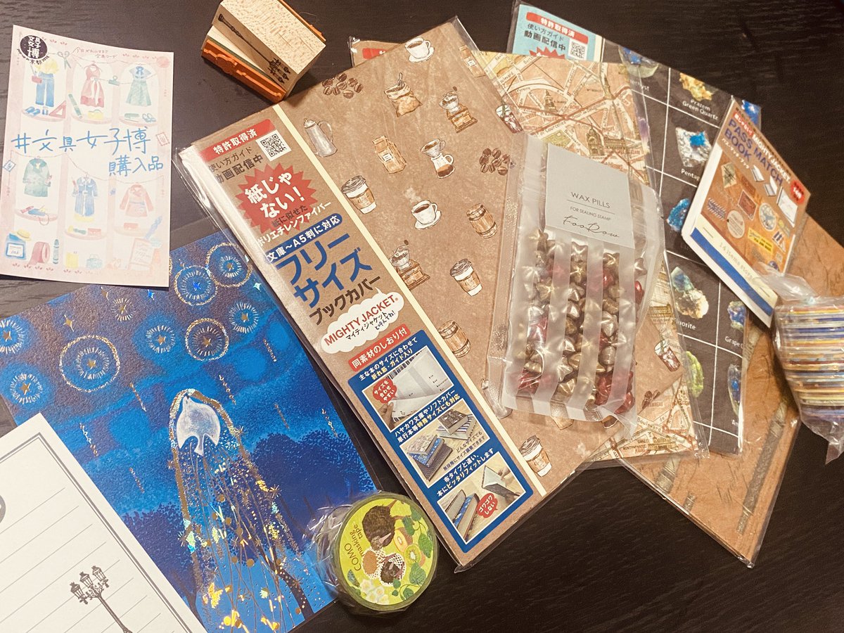 akariya_w's tweet photo. 文具女子博（京都）へ行ってきました！
軽い気持ちで行ったのに、素敵な作品ばかりで制作意欲が爆上がり✨
いつか私もこんな場所でペンを販売できたらいいな。
最後に私の作品も載せます！
 #文具女子博購入品
@bungujoshi 
 #作品 https://t.co/JPGxPYMryG