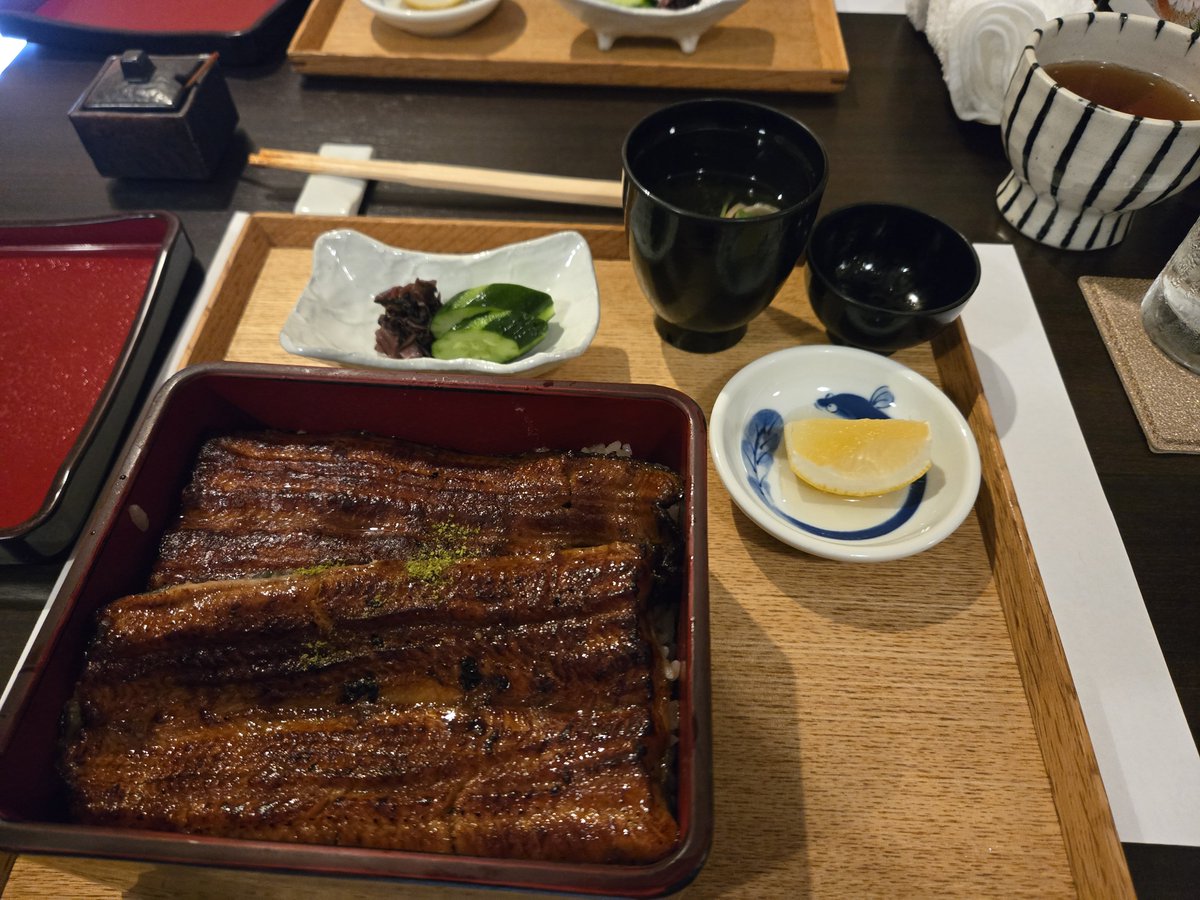 amkas25's tweet photo. 土用の丑の日、とのことで前に行ったハマスタから少し離れたうなぎ屋さんで🍴
宮崎県産とのことでした
オーナーの方とお話が少しできたのですが、接客業が大好き感じの方で
すごくパワフルなものを感じました
今日もお疲れニャマです😼
#土用の丑の日
#うなぎ https://t.co/I68IspMlot