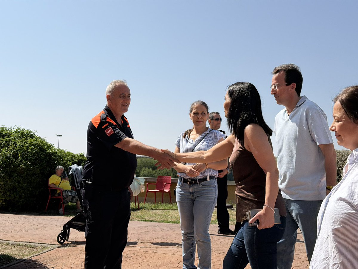 AytoLeganes's tweet photo. 🫂 Visita de la consejera de Educación, Ciencia y Universidades de la @ComunidadMadrid @MMZarzalejo al centro de acogida de #Leganés en la ID ‘La Cantera’, acompañada por el alcalde @marecuencopp

🗣️ Han conversado con muchos de los casi 200 afectados que permanecen en nuestra ciudad desde el pasado viernes a primera hora de la tarde. También han saludado a las FCS y a Protección Civil de Leganés, coordinadores del dispositivo municipal, cuya puesta en marcha hubiera sido imposible sin su trabajo
