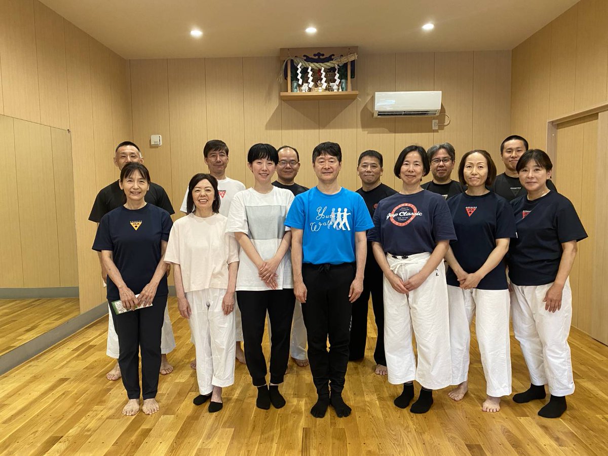 jkatatsuyanaka's tweet photo. 本日は大志塾小石川道場で稽古している坪山佳史先生(ゆる体操公認指導員)をお招きして、ゆる体操の体験会を開催しました。各部分をゆるめる体操をする度に、各部位の重さや安定感、軸(センター)の意識が増し、身体意識が深まるを実感出来ました。 https://t.co/5jxVZryF4Z