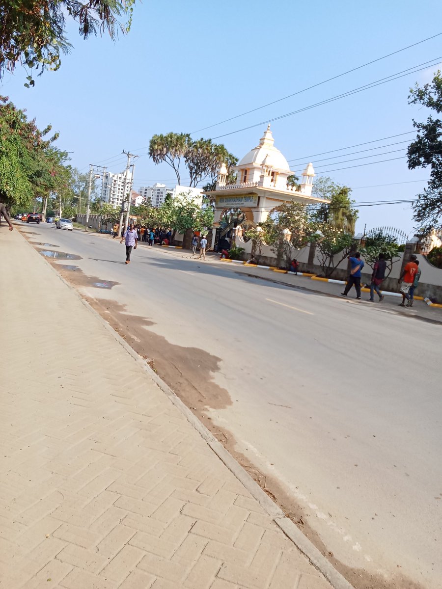 LewisKipye98627's tweet photo. Hii ndio ile Temple ya Hindu apa Nyali,,,maboys wamepanga laini  kupewa free Food,,good people these ones,,acha tifike Nyali beach.. https://t.co/rBBhkstOun