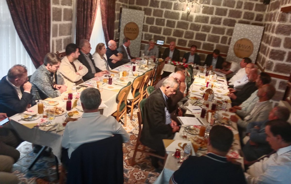 batmanvakfi_org's tweet photo. BATMAN VAKFI MÜTEVELLİ HEYETİ OLAĞANÜSTÜ TOPLANTISINDA ÖNEMLİ KARARLAR ALINDI

Batman Eğitim, Yardımlaşma ve Kalkınma Vakfı (Batman Vakfı) Mütevelli Heyeti Olağanüstü Toplantısı, 25 Temmuz 2026 tarihinde vakıf merkezinde gerçekleştirildi. Mütevelli Heyeti ve Yönetim Kurulu Başkanı Şerafettin Hamidi başkanlığındaki toplantıda, vakfın geleceğine yönelik önemli gündem maddeleri ele alınarak karara bağlandı.

Mütevelli heyeti üyelerinin katılımıyla düzenlenen toplantının gündeminde; vakıf senedinde yapılması planlanan değişiklikler, vakıf iç yönergelerinin değerlendirilmesi, Ankara'da vakfın genel merkezi için arsa alınması konusunda yönetim kuruluna yetki verilmesi, mütevelli heyetine yeni üyelerin kabulü ile Batman Valiliği ve vakıf şube başkanlarının doğal mütevelli heyeti üyesi olması konuları yer aldı.

Toplantının açılışında konuşan Mütevelli Heyeti ve Yönetim Kurulu Başkanı Şerafettin Hamidi, gündem maddeleri hakkında bilgi verdi. Vakıf faaliyetlerine katkı sunan tüm mütevelli heyeti üyelerine teşekkür eden Hamidi, alınacak kararların vakfın kurumsal yapısını daha da güçlendireceğini ifade etti.

Açılışın ardından Divan Başkanlık Kurulu seçimi yapıldı. Gerçekleştirilen oylama sonucunda Divan Başkanlığına Mehmet Ali Tunç seçildi.

Seçimin ardından gündem maddeleri tek tek müzakere edilerek oylamaya sunuldu. Vakıf senedinde planlanan değişiklikler, iç yönergeler ve yönetim kuruluna Ankara'da genel merkez için arsa alımı konusunda yetki verilmesi başta olmak üzere gündemde yer alan tüm başlıklar değerlendirilerek karara bağlandı.

Toplantı, dilek ve temennilerin alınmasının ardından katılımcıların toplu fotoğraf çekimiyle sona erdi.

@batmanvaliligi #batmanvakfi