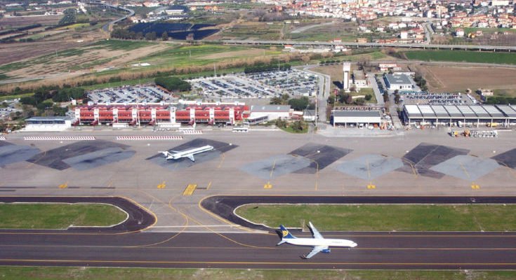 CalabriaRegione's tweet photo. Passeggeri bloccati in aereo, cambiano le regole UE: quando sarà possibile scendere dal velivolo

https://t.co/7FdrxqFnUc https://t.co/0YnVJEcPdg