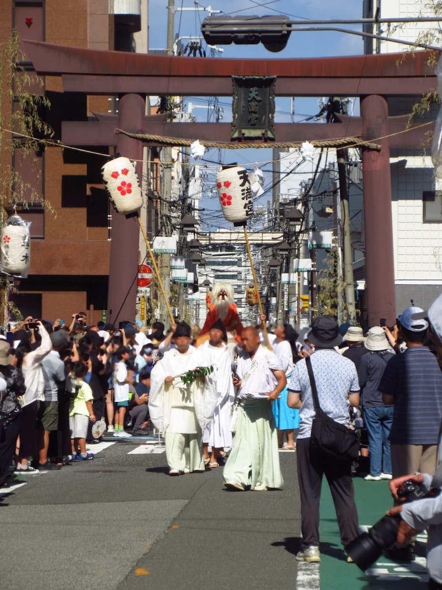 actazki's tweet photo. 有名な大阪天満宮の外にあって、普段はあまり目立たない参道大鳥居が目立つ時。
天神祭 25日昼の部 陸渡御 猿田彦 https://t.co/g7uebPZM5P