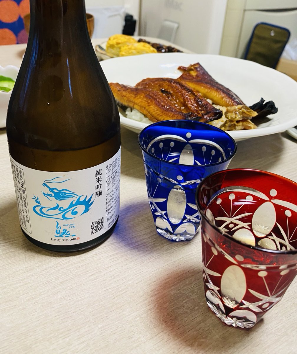 JurianChoco's tweet photo. 土用の丑の日🌟
鹿児島県産の鰻と鰻肝串、潮汁、卵焼き✨✨
日本酒とともにいただきました🍶
レバーは苦手だけど、魚の肝は大好きです😋💕
これで夏を乗り切りたい…！！ https://t.co/r6WwH5gRJb