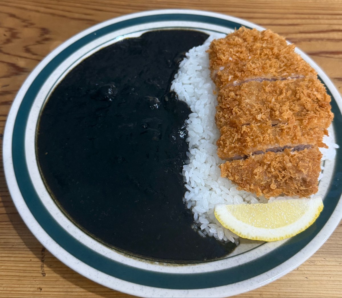 baal_lord's tweet photo. 最近食べたカレー。wacca@八丁堀の王道カツカレー。真っ黒な欧風カレーと木のスプーンで切れる柔らかいトンカツ。流石の完成度。 https://t.co/N4uHc6VrYm
