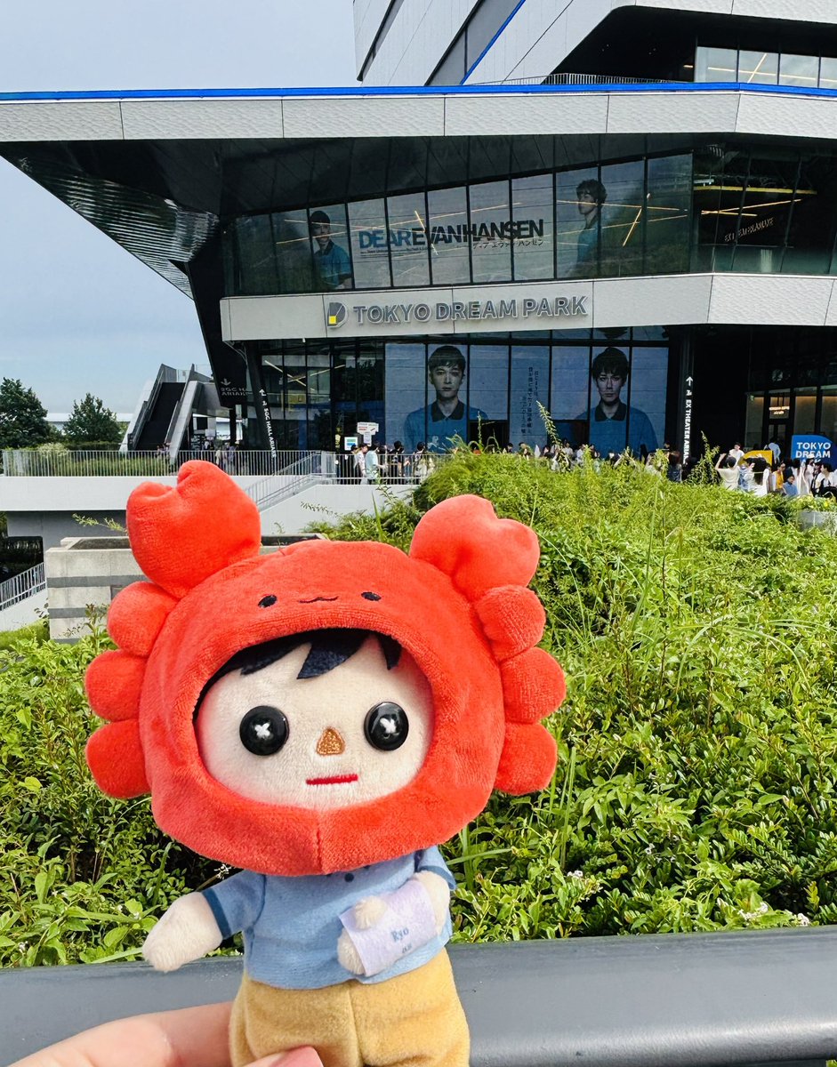 d74430S2's tweet photo. 昨日のカニ沢エヴァンくんのポストに、たくさんいいねがついていてびっくり！
吉沢亮×しろたん、まさかのコラボ笑
かにリュックも昨日買えばよかったな〜
エヴァンくん背負えそうな気がする！

今日のDEH観劇に連れて行った😊 https://t.co/SfBTmv8dyY