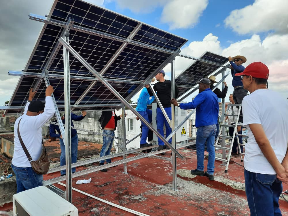 MkDTCA's tweet photo. En este #26Julio, nuestro reconocimiento a esos que integran la familia de @ETECSA_Cuba #CiegodeAvila.
Etecsianos que a diario apuestan por entregar mejor los servicios al pueblo y en su sostenibilidad, realizando trabajos complejos, pero nunca imposibles. #EtecsaConCuba https://t.co/uWkq13j8zU