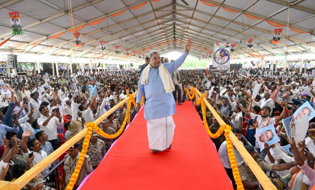 arvindchotia's tweet photo. कर्नाटक के पूर्व मुख्यमंत्री डॉक्टर के सिद्धारमैया ने घोषणा कर दी है कि वे अगला विधानसभा चुनाव नहीं लड़ेंगे।

कर्नाटक विधानसभा के अगले चुनाव तक वैसे भी उनकी उम्र 82 वर्ष होने जा रही है। हालांकि भारतीय राजनीति में रिटायरमेंट की कोई उम्र निर्धारित नहीं है। लेकिन उनको यह अच्छे से पता है कि अब चुनाव लड़कर अधिकतम विधायक ही बन जा सकता है। अगर कांग्रेस की सरकार रिपीट होती भी है तो उन्हें मुख्यमंत्री पद से हटाकर मुख्यमंत्री बनाए गए डीके शिवकुमार उनके लिए कोई जगह ख़ाली नहीं करने वाले हैं।

सिद्धारमैया ने चुनाव नहीं लड़ने की वजह राजनीति में बढ़ते भ्रष्टाचार को बताया है। लेकिन यह कारण कुछ ज्यादा ही हास्यास्पद लगता है। राजनीति सिद्धारमैया का दौर आने से पहले ही बहुत भ्रष्ट हो चुकी थी। ऊपर से कर्नाटक की राजनीति में भ्रष्टाचार कुछ अतिरिक्त रहा है, क्योंकि कर्नाटक में धन का प्रवाह भी हमेशा से ज्यादा रहा है। इसके बावजूद अगर कोई 80 साल का राजनेता 82 वर्ष का होने पर चुनाव नहीं लड़ने की घोषणा करता है तो यह हर हाल में स्वागत योग्य ही कहा जाएगा। अन्यथा उन्हीं के राज्य के एक और पूर्व मुख्यमंत्री 92 वर्ष की उम्र में भी राज्यसभा में विराजमान हैं।