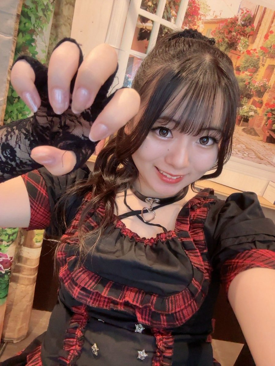 mahime_0430's tweet photo. 来てくれた人あり���とうだよ〜〜🥹
久しぶりのライブで楽しかった*.+゚
次は8/2(日)四日市祭り 諏訪公園噴水前ステージです⛲️🎤
〚P.S.〛
ネイル時間かけてがんばったんだあ!!
マグフレンチ✨️マグネット動かすのが難しくて🥺大変だった!
#茉姫 #Mahime #Hinarin #CHERISHTIE https://t.co/7kZjnTNTqB