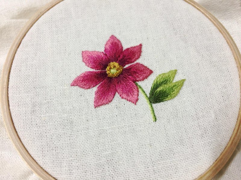 rolypoly_emb's tweet photo. #자수기록 (2018)
생애 첫 1올 롱앤숏스티치 연습작이었다ㅎ

My first one-thread long and short stitch practice piece, stitched in 2018 while learning from Needle Painting Embroidery: Fresh Ideas for Beginners by Trish Burr (No. 1, “Cerise Anemone”).

#embroidery #longandshortstitch https://t.co/mC1fU0KK4t