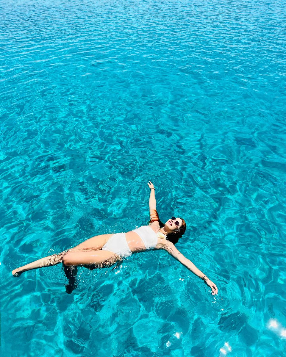 danielarisxgu5's tweet photo. Just us and the bluest blues 🧿🤍 Santorini, you stole our hearts. with a stillness that’s hard to explain — a sense of calm, as if the island itself is breathing in harmony. Grateful for moments like this 🌬️🍃

P.s I love you, @ruslick996… https://t.co/0s0ui3Sz4k