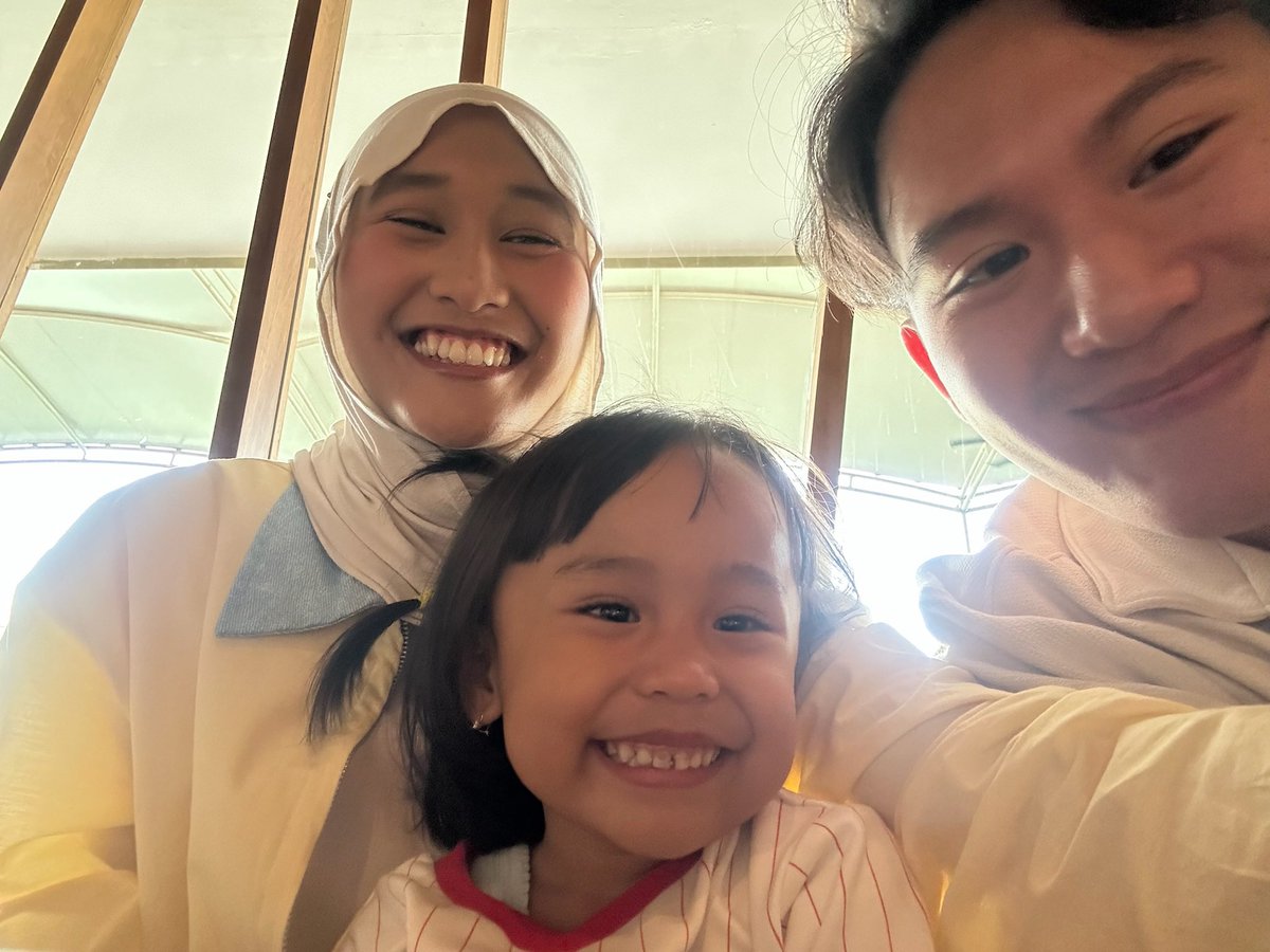 meowanip's tweet photo. makan sama calon mertua dan calon ponakan https://t.co/BkpivJD5pn