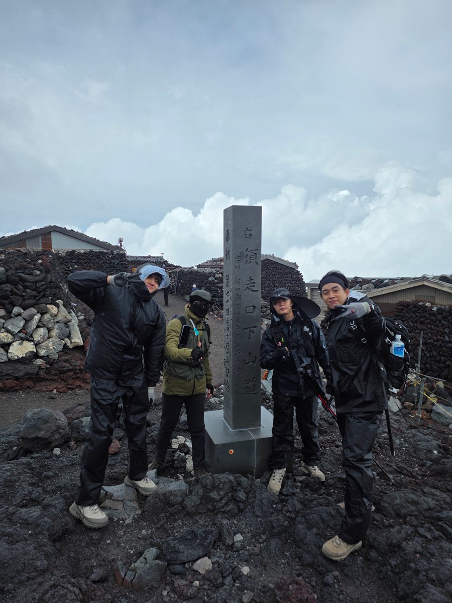 wal_sccs's tweet photo. no words can express how endearing it is…. all four of them conquering mount fuji together as a team🥹🥹 https://t.co/eJBepUtuLh