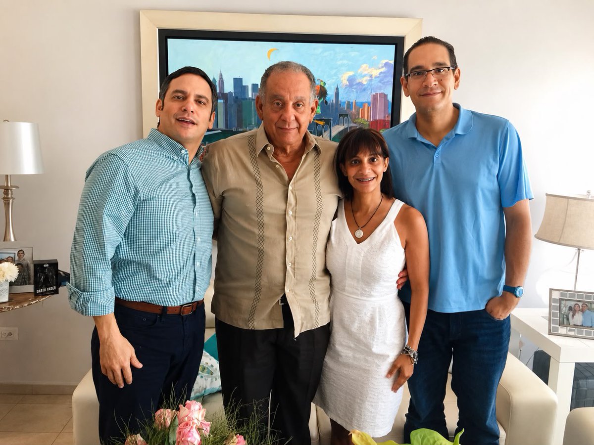 HenryMolina's tweet photo. Mirar estas fotografías junto a mi padre, mis hermanos, mis hijos y mis sobrinos me recuerda que la verdadera herencia de un padre no se mide por lo que deja, sino por los valores que siembra. Su ejemplo sigue caminando con nosotros, orienta nuestras decisiones y florece en cada nueva generación.