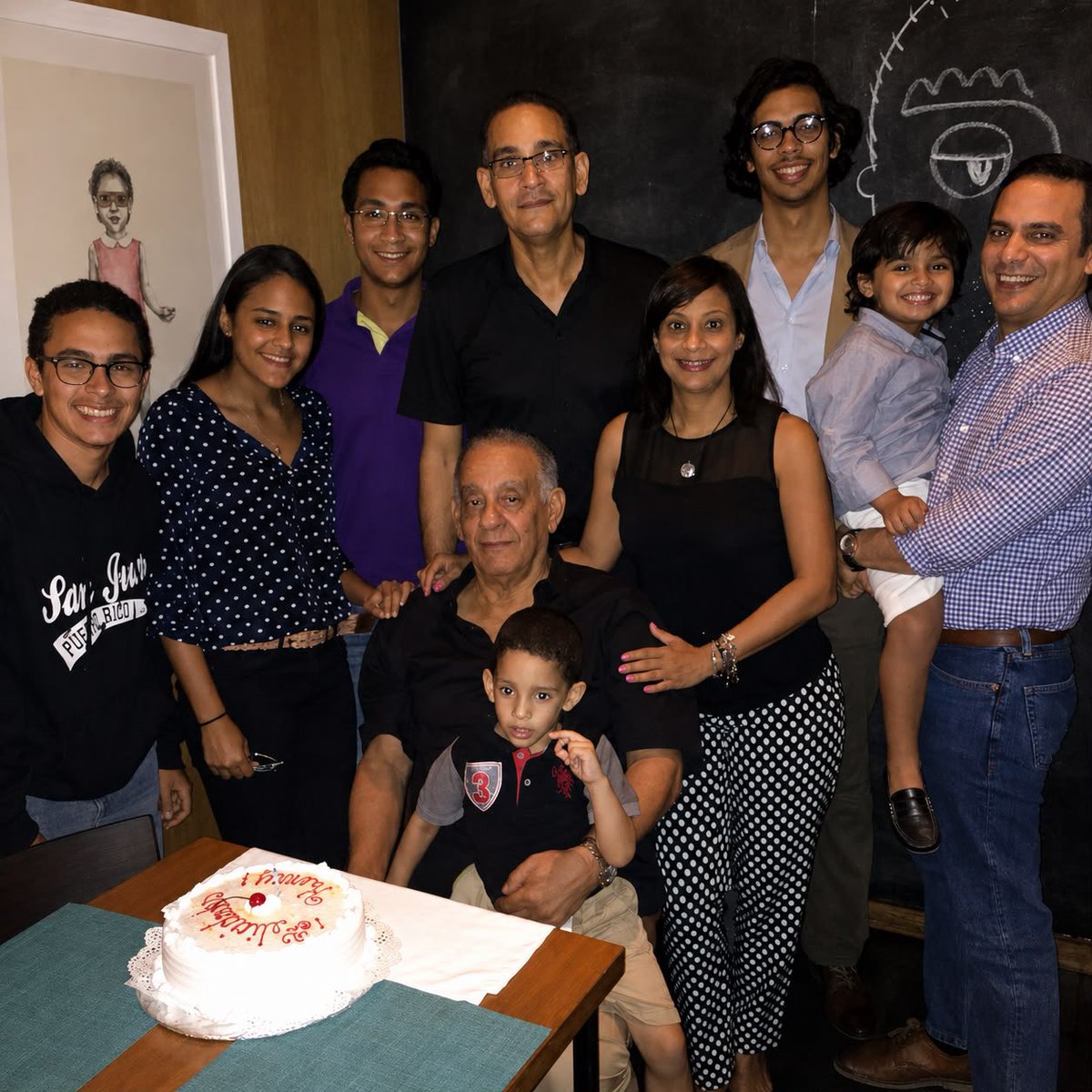 HenryMolina's tweet photo. Mirar estas fotografías junto a mi padre, mis hermanos, mis hijos y mis sobrinos me recuerda que la verdadera herencia de un padre no se mide por lo que deja, sino por los valores que siembra. Su ejemplo sigue caminando con nosotros, orienta nuestras decisiones y florece en cada nueva generación.