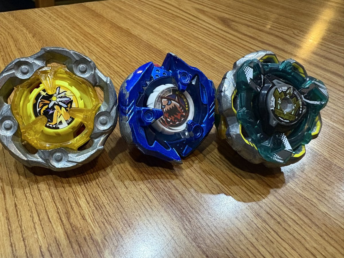 EmperorEdge's tweet photo. 今日はベイを友達と回してた！
エンペラーは、色々試して、フォートレスに戻ってきた！！
スタミナに不安はあるが…
何か良いカスタムは無いものだろうか…
#ベイブレードX https://t.co/Uu2VaVkwyK