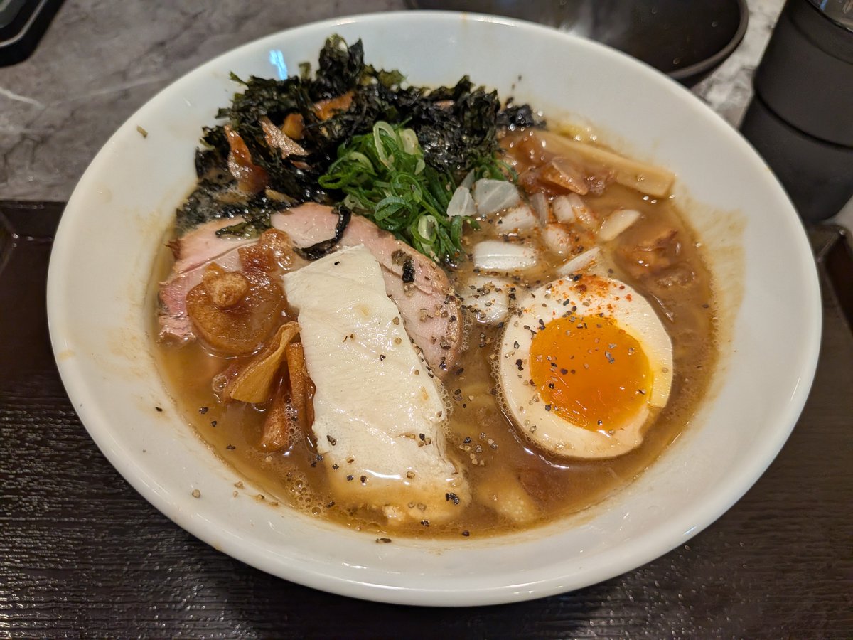 kenboozu's tweet photo. 猫ニ叉タビ1周年！ということで3日連続お邪魔させていただきました。ラーメン3日連続とか何年ぶりだろ？笑
限定メニューもレギュラーメニューもおいしかった！これからも通わせていただきます！そしてまさかの福引で店長とラーメン食べに行ける件当たった！オススメ教えてもらおっと😁
#猫ニ叉タビ https://t.co/4qqMs7eu26