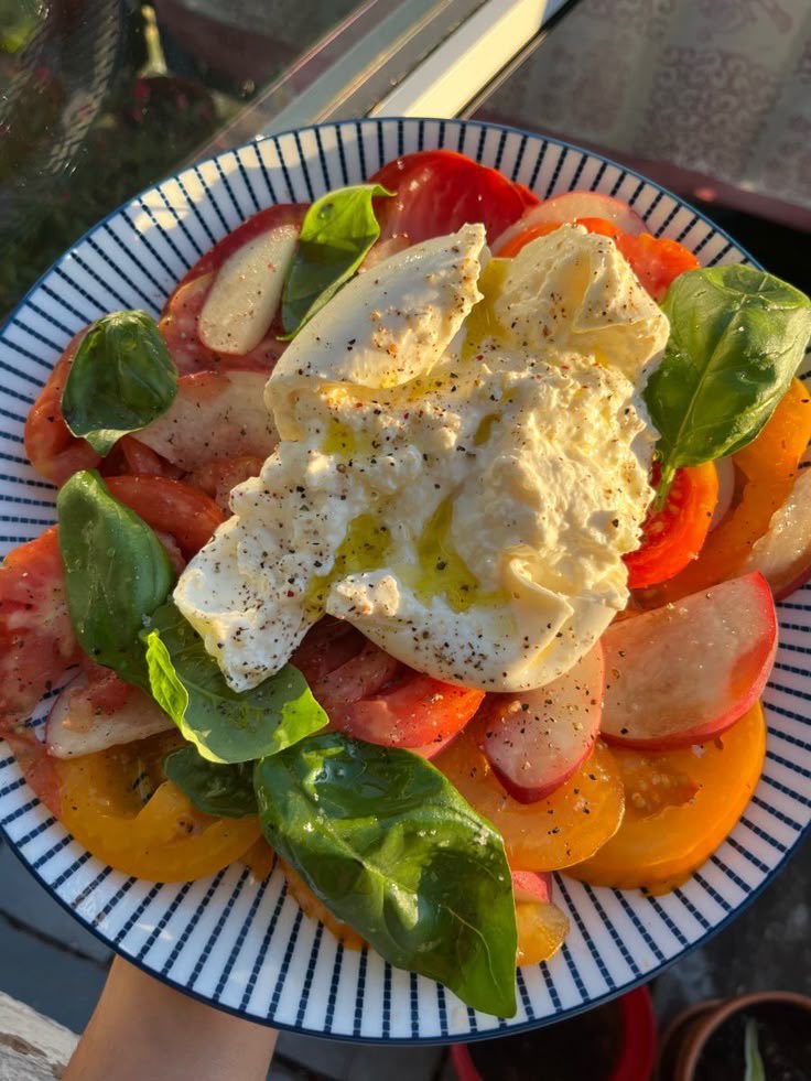 celine_naro's tweet photo. Sumpah dah tiap salad ini lewat fyp aku selalu bertanya, putih-putih yg ditengah itu? Tahu kah atau apa 😭 https://t.co/dkGXEQHhGz