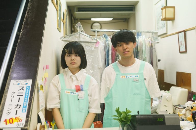 CineMalice2024's tweet photo. 【第37回東京学生映画祭】#東学祭
『#町のクリーニング屋はなぜ潰れないのか』
監督：#小林真佑里

"せんたく"しただけ強くなる。

━━━━━━━━━━
町の小さなクリーニング店で働く主人公・どめちゃんは「真���目」と言われつつも実際は自分探しに苦戦中。先輩の北野さんはデリカシーは無いが映画監督を目指すという野望があって、少し��しいし、ベトナム人のチャンさんは少し取っつきにくい。

そんなある日、常連客の服から“白い粉”を発見。店長に「洗濯機が普及している現代にクリーニング屋が潰れないのはなぜだと思う？」とクリーニング屋の裏の顔をほのめかされて…。
━━━━━━━━━━

3日目、8/2(日)16:30から他のコンペ作品と共に上映されます！

下記に製作のきっかけ・着想などありますので、是非ご一読下さい☺️

https://t.co/Y4hgo3kzj0