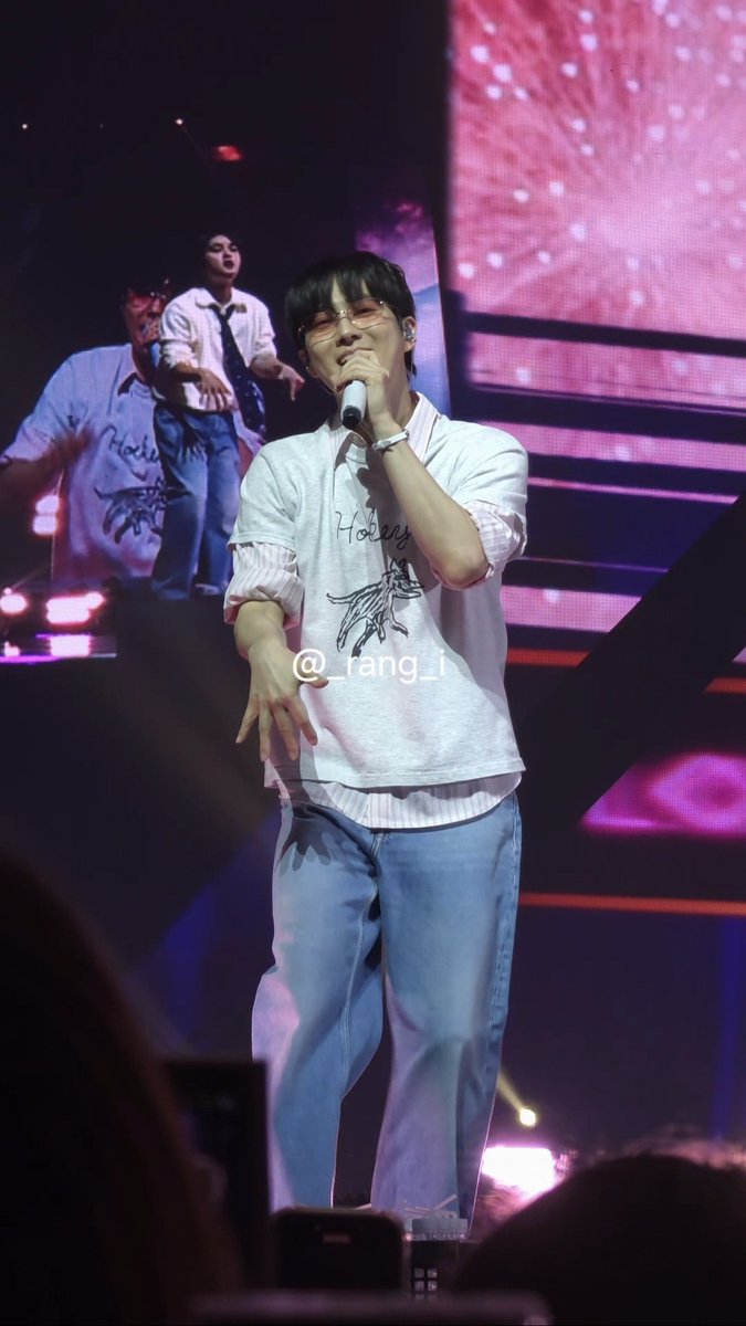 _rang_i's tweet photo. 260726 엑소라이즌 싱가포르 day2 
오늘 공연장 분위기 넘 좋다 준면이도 행복해 보여서 넘 조아🤍🤍
#EXhOrizon_in_SINGAPORE https://t.co/Bn3mc8053c