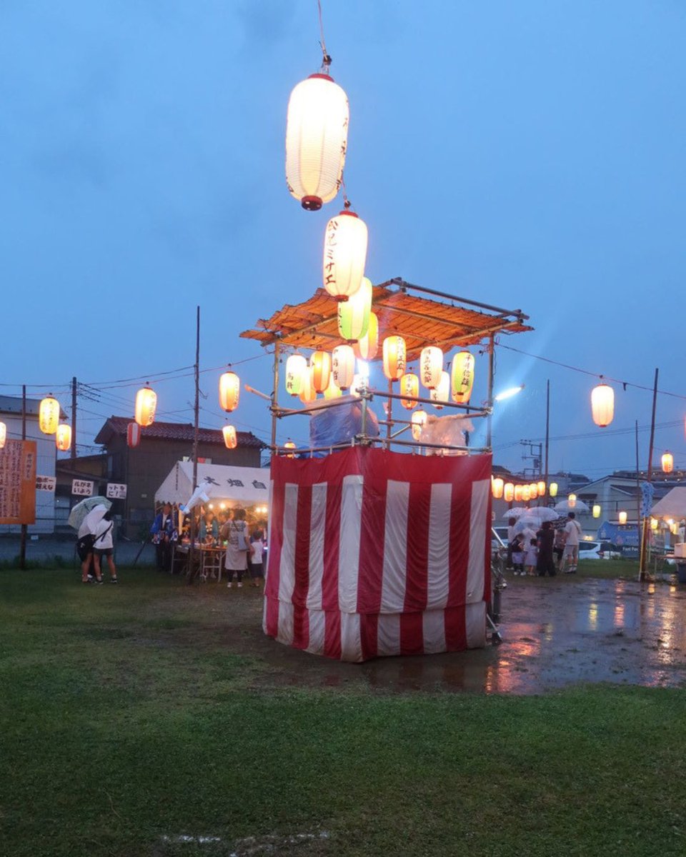 T_Matsudo's tweet photo. 7月最後の土日は、市内各地で夏祭りなどの行事が行われ、私も色々な会場を回らせていただきました。

どの会場でも、地域の方々が準備を重ね、力を合わせて運営されていました。中でも「大金平みんなのこども祭り2026」では、SNSでサポーターを募ったところ、50人を超える方が集まり、運営のお手伝いをされていました。地域行事の担い手不足が課題となる中、これからも地域の活動や行事を続けていくための、一つのヒントになる取り組みだと感じました。

そしてこの週末には、第108回全国高等学校野球選手権千葉大会の決勝も行われ、専修大学松戸高校が拓殖大学紅陵高校と対戦しました。

結果は1対3。春夏連続の甲子園出場には、あと一歩届きませんでした。

球場には多くの方が応援に駆けつけ、松戸市内でもパブリックビューイングを開催しました。私もパブリックビューイングで一緒に試合を見守り、応援しました。

専大松戸の選手たちは、最後まで諦めることなく、堂々と戦い抜きました。試合後、悔しさがある中でも対戦相手への敬意を忘れない姿が、とても素晴らしかったです。勝敗を超えたスポーツのすばらしさを、改めて感じる試合でした。

また、ベスト16まで勝ち進んだ市立松戸高校をはじめ、市内の多くの高校が今大会に出場しました。一球一球に向き合い、懸命にプレーする選手たちの姿から、私もたくさんの勇気をもらいました。

選手の皆さん、本当にお疲れさまでした。支えてこられた指導者、保護者、学校関係者の方々、そして応援を続けてくださった方々にも、改めて感謝いたします。