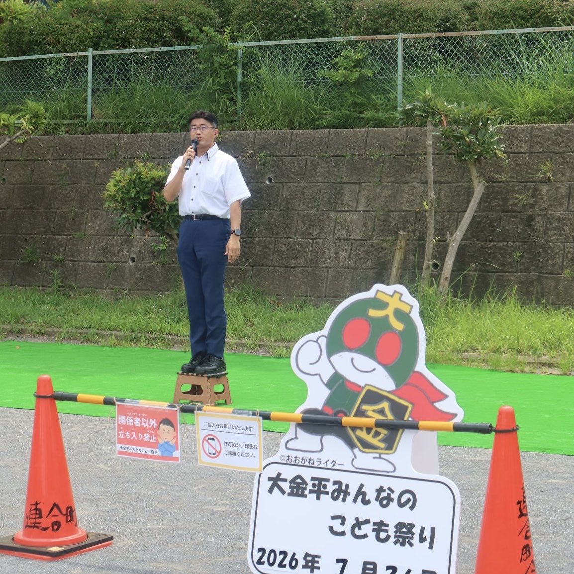 T_Matsudo's tweet photo. 7月最後の土日は、市内各地で夏祭りなどの行事が行われ、私も色々な会場を回らせていただきました。

どの会場でも、地域の方々が準備を重ね、力を合わせて運営されていました。中でも「大金平みんなのこども祭り2026」では、SNSでサポーターを募ったところ、50人を超える方が集まり、運営のお手伝いをされていました。地域行事の担い手不足が課題となる中、これからも地域の活動や行事を続けていくための、一つのヒントになる取り組みだと感じました。

そしてこの週末には、第108回全国高等学校野球選手権千葉大会の決勝も行われ、専修大学松戸高校が拓殖大学紅陵高校と対戦しました。

結果は1対3。春夏連続の甲子園出場には、あと一歩届きませんでした。

球場には多くの方が応援に駆けつけ、松戸市内でもパブリックビューイングを開催しました。私もパブリックビューイングで一緒に試合を見守り、応援しました。

専大松戸の選手たちは、最後まで諦めることなく、堂々と戦い抜きました。試合後、悔しさがある中でも対戦相手への敬意を忘れない姿が、とても素晴らしかったです。勝敗を超えたスポーツのすばらしさを、改めて感じる試合でした。

また、ベスト16まで勝ち進んだ市立松戸高校をはじめ、市内の多くの高校が今大会に出場しました。一球一球に向き合い、懸命にプレーする選手たちの姿から、私もたくさんの勇気をもらいました。

選手の皆さん、本当にお疲れさまでした。支えてこられた指導者、保護者、学校関係者の方々、そして応援を続けてくださった方々にも、改めて感謝いたします。