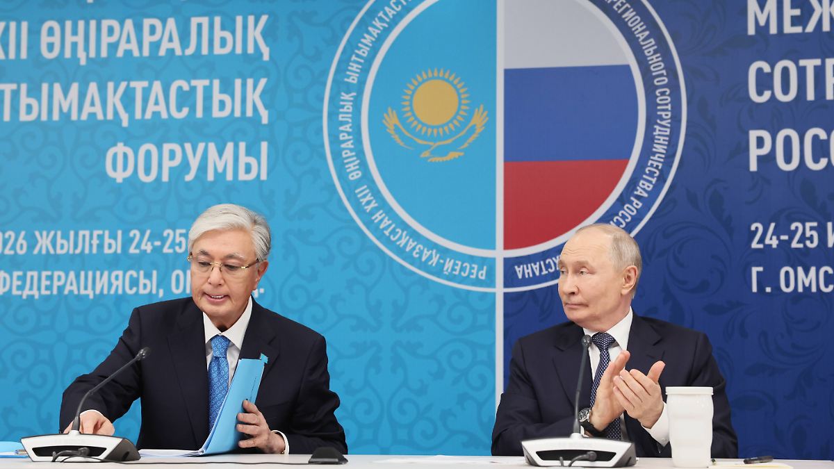 ntvde's tweet photo. Kasachstans Präsident trifft Putin: Kreml-Verbündeter überrascht mit klarer Ukraine-Forderung https://t.co/JcLFA6WnN5 https://t.co/dMIV1bdV0D