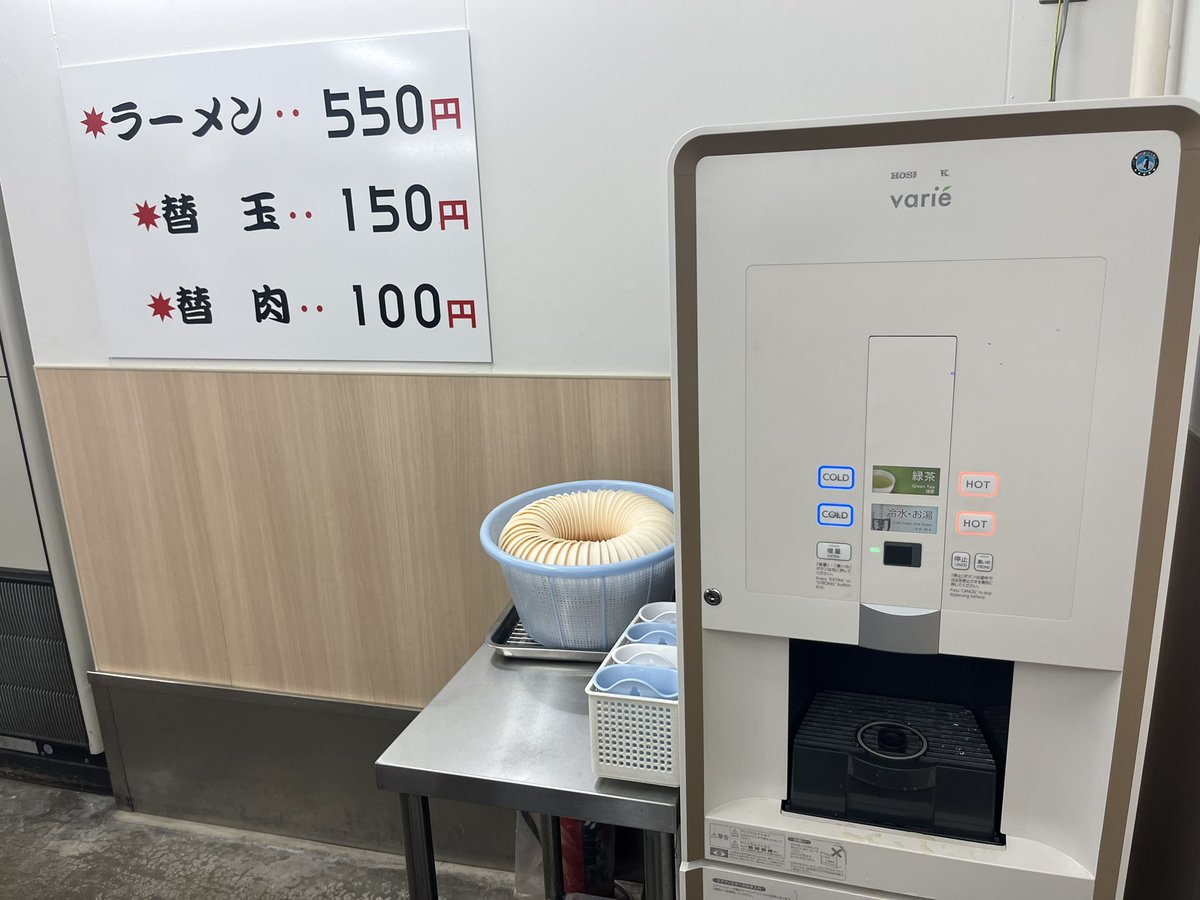 mtsmtmt's tweet photo. 元祖長浜屋と長浜家、数年前に自分の中で家の方がうまいっていう結論が出てたはずなのに、改装後の屋に行ってみたらうますぎて価値観が崩壊した https://t.co/iui8qM1TN0