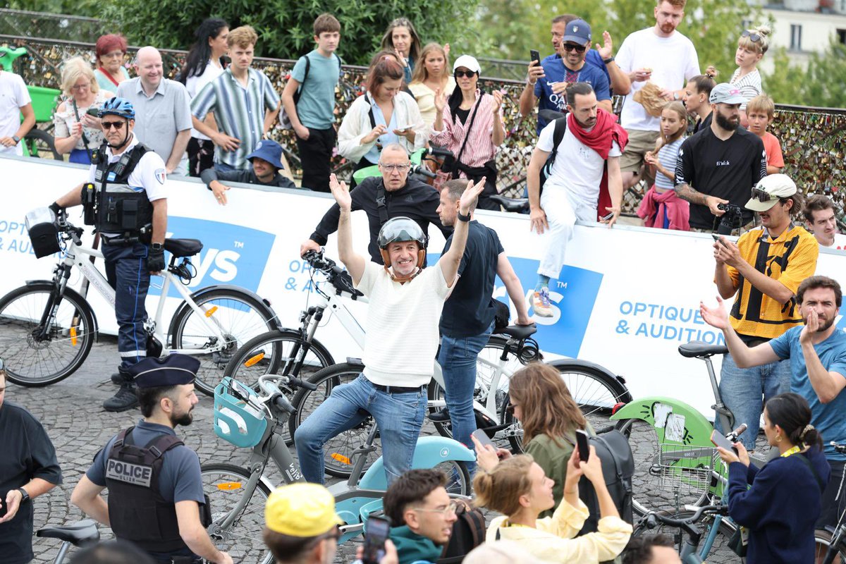 egregoire's tweet photo. Dernière étape du Tour de France dans les rues de Paris ! 

Ce matin, avec les coureuses et coureurs du PUC, du PCO, Vélo Club de Montmartre et du Vélib’ Racing, nous avons fait l’ascension de la rue Lepic et la boucle Montmartre ! 

Une ambiance déjà exceptionnelle et populaire sur le bord du parcours ! 

Bonne étape d’arrivée !

📸 Jean-Baptiste Gurliat - Ville de Paris