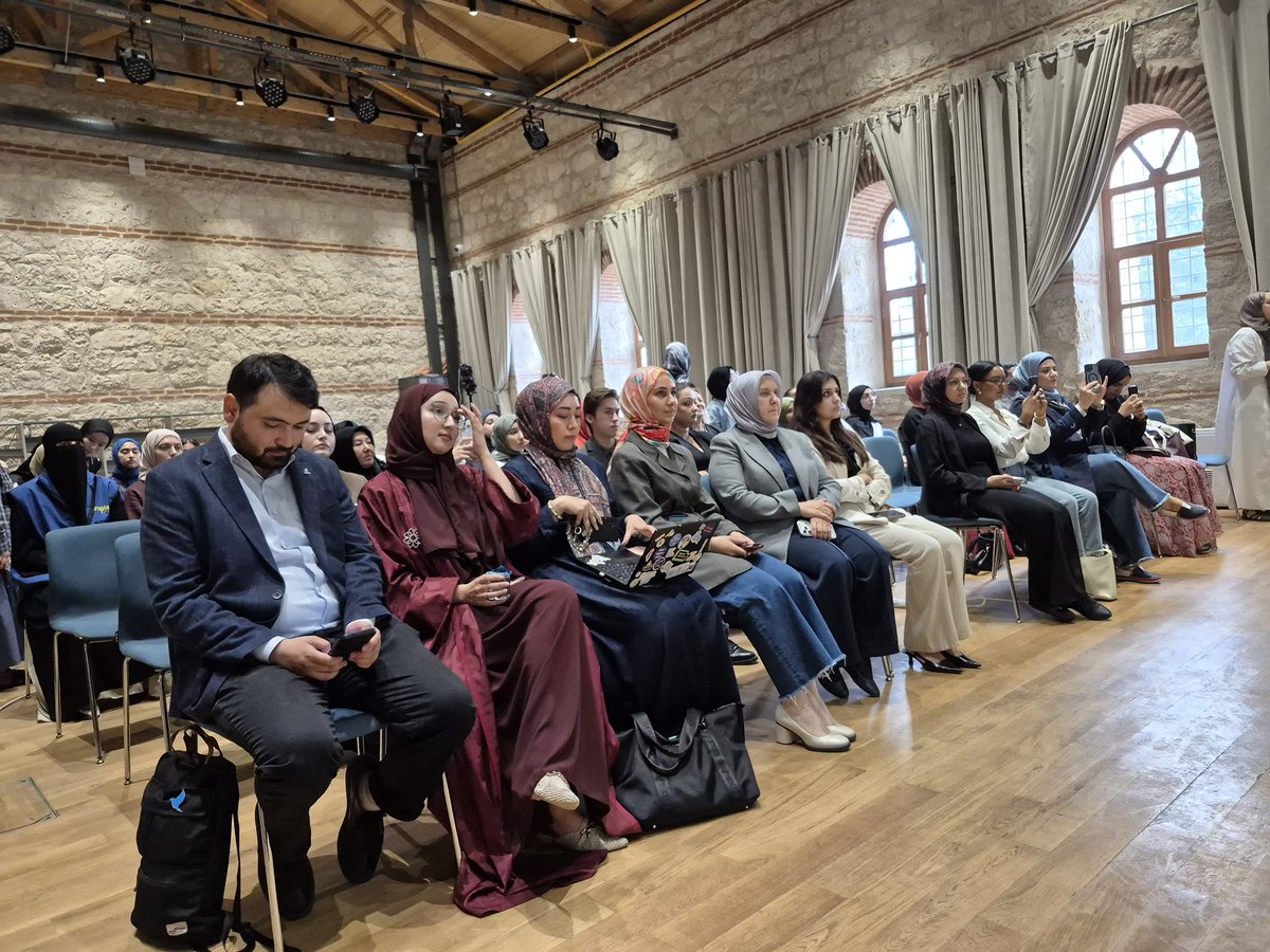 kademorgtr's tweet photo. Savaşın, sürgünün ve krizlerin ortasında kadınlar; hafızayı koruyan, kimliği yaşatan ve geleceğin yeniden inşasına öncülük eden güçlü aktörlerdir.

Yönetim Kurulu Üyemiz Dr. S. Zehra Can Kaya’nın moderasyonuyla gerçekleşen “Direnişin Kadınları” panelinde; Filistin’den Doğu Türkistan’a, Suriye’den Sudan’a uzanan coğrafyalarda kadınların adalet, hafıza ve yeniden ayağa kalkma mücadelelerinden ilham aldık.

Kadınların yalnızca yaşadıkları mağduriyetlerle değil, ortaya koydukları irade, dayanışma ve liderlikle görünür olduğu bu anlamlı buluşmayı organize eden Droplets of Mercy’ye ve tüm katılımcılara teşekkür ederiz.