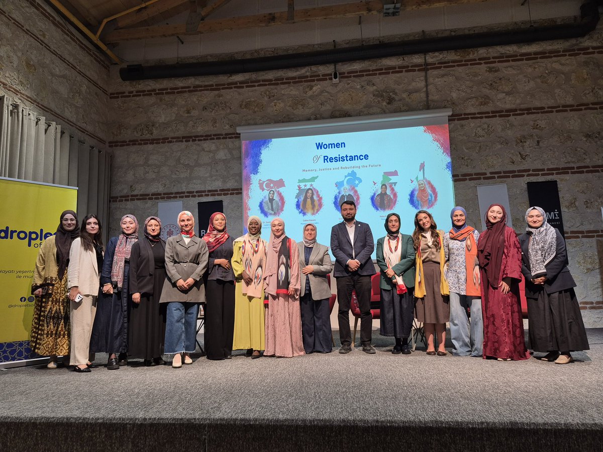 kademorgtr's tweet photo. Savaşın, sürgünün ve krizlerin ortasında kadınlar; hafızayı koruyan, kimliği yaşatan ve geleceğin yeniden inşasına öncülük eden güçlü aktörlerdir.

Yönetim Kurulu Üyemiz Dr. S. Zehra Can Kaya’nın moderasyonuyla gerçekleşen “Direnişin Kadınları” panelinde; Filistin’den Doğu Türkistan’a, Suriye’den Sudan’a uzanan coğrafyalarda kadınların adalet, hafıza ve yeniden ayağa kalkma mücadelelerinden ilham aldık.

Kadınların yalnızca yaşadıkları mağduriyetlerle değil, ortaya koydukları irade, dayanışma ve liderlikle görünür olduğu bu anlamlı buluşmayı organize eden Droplets of Mercy’ye ve tüm katılımcılara teşekkür ederiz.